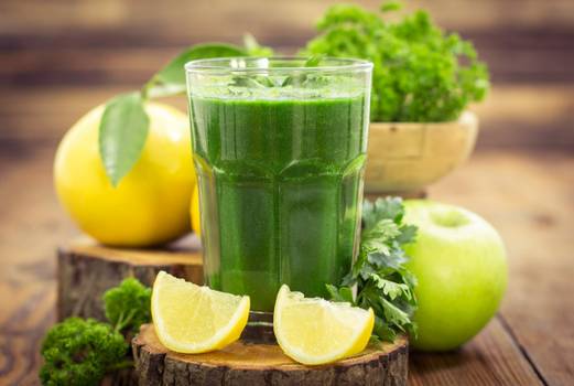 Slankende juice med appelsin, citron og salat; se opskriften