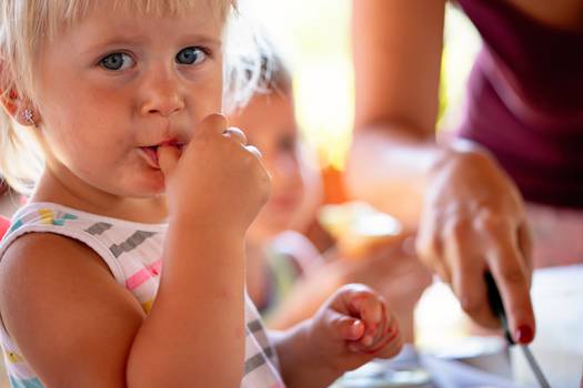 Onychophagi hos spædbørn: Hvorfor bider nogle børn negle?